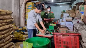 Triệt phá cơ sở sản xuất phân bón giả của Công ty Voi Con Đà Lạt