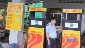 QLTT Kiên Giang xử phạt một đại lý xăng dầu vì niêm yết giá bán không đúng quy định