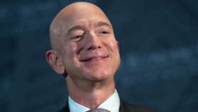 Jeff Bezos bất ngờ giành lại vị trí người giàu nhất thế giới