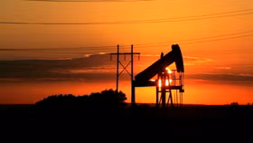 Nguồn cung bất định, dầu lại quay đầu tăng giá