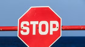 Cổ phiếu ILA và XPH bị tạm dừng giao dịch 3 phiên do chậm công bố thông tin