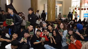 Sinh viên trường HUBT gói 1000 bánh chưng tặng người nghèo