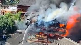 Du khách nhảy ra ngoài để thoát thân khi nhà hàng cổ bốc cháy dữ dội