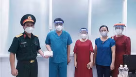 Ban nhà văn nữ Việt Nam trao tặng bệnh viện Thủ Đức 50 triệu đồng