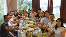 "Khách đến chơi nhà": Ấm áp tình "Thương Gia"