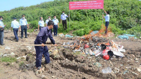 Tiêu hủy số lượng lớn thuốc lá, mỹ phẩm, mũ bảo hiểm không rõ nguồn gốc xuất xứ