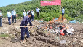 Tiêu hủy số lượng lớn thuốc lá, mỹ phẩm, mũ bảo hiểm không rõ nguồn gốc xuất xứ