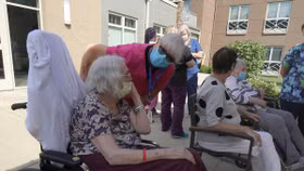 Chính phủ Thuỵ Điển chi tiền mặt để chăm sóc người cao niên trong cuộc khủng hoảng Covid-19