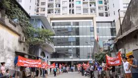 Bị “đem con bỏ chợ” 400 cư dân Helios Tower tiếp tục xuống đường phản đối chủ đầu tư NHS