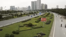 Hà Nội mỗi tuần chi hơn 1 tỷ đồng để cắt cỏ đại lộ Thăng Long