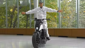 Honda ra mẫu môtô không chân chống, tự cân bằng tại triển lãm CES