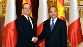 Món quà Thủ tướng Nguyễn Xuân Phúc tặng Tổng thống Pháp Hollande