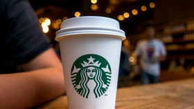 Starbucks tuyển dụng 10.000 người tị nạn sau lệnh cấm nhập cảnh của Mỹ