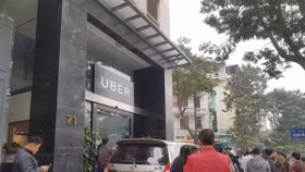 Hà Nội yêu cầu Uber, Grab công khai giá cước vận tải