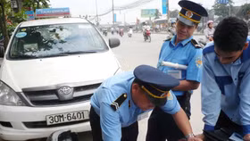 Thu hồi hơn 1.020 phù hiệu ô tô vi phạm