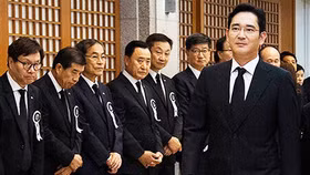 Hoãn bắt giữ lãnh đạo Tập đoàn Samsung