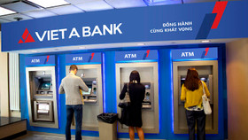 VietABank tăng cường tiếp quỹ cho cây ATM