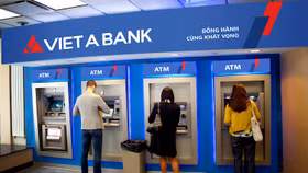VietABank tăng cường tiếp quỹ cho cây ATM