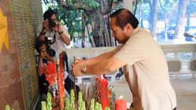 Bộ trưởng Trương Minh Tuấn viếng liệt sĩ ngành Bưu điện