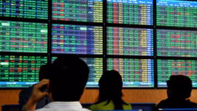 VN-Index vượt "mốc tâm lý" 1.000 điểm