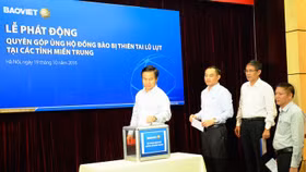 Tập đoàn Bảo Việt ủng hộ đồng bào miền Trung lũ lụt hơn 1 tỷ đồng