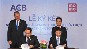 ACB bắt tay MoMo phát triển thanh toán di động