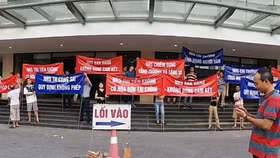 Nóng! Cả đoàn xe trưng băng rôn phản đối chủ đầu tư Helios Tower tại Hà Nội