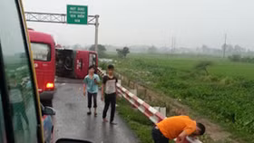 Xe khách lật nhào trên cao tốc Pháp Vân, nhiều người thương vong