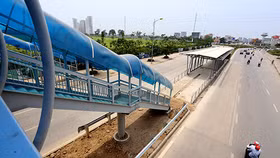 Ngày đầu vận hành BRT, buýt nhanh loanh quanh trong Bến