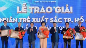 Trao giải Doanh nhân trẻ xuất sắc TP.HCM năm 2016