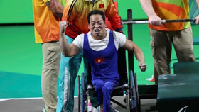 Khoảnh khắc Lê Văn Công giành huy chương vàng Paralympic 2016