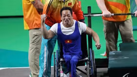 Khoảnh khắc Lê Văn Công giành huy chương vàng Paralympic 2016