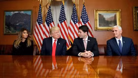 Tỷ lệ ủng hộ Tổng thống Trump thấp kỷ lục sau 100 ngày đầu tại nhiệm