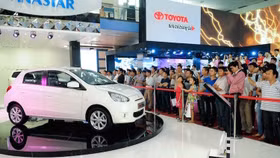 Nhập khẩu ôtô "lao dốc" ngay trước mùa tiêu dùng cuối năm