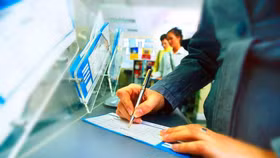 Ngân hàng siết phí quản lý tài khoản, khách hàng ồ ạt than phiền