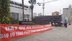 Cổ đông Prosimex căng biểu ngữ "đuổi" khách hàng mua nhà