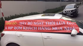 Hà Nội: “Bỏ nhà” xuống sảnh chung cư biểu tình