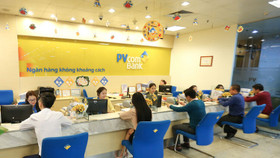 PVcombank trao tặng lộc vàng cho khách hàng