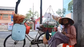 Đến 80 tuổi mới được hưởng tiền trợ cấp, có mua nổi bánh mỳ?