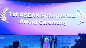 Chủ tịch Seabank được vinh danh “Doanh nhân tiêu biểu ASEAN 2016”