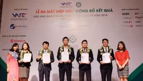 5 DN niêm yết quan hệ nhà đầu tư tốt nhất năm 2016
