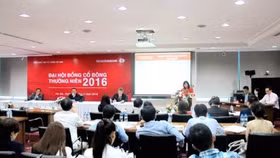 Cổ đông Techcombank tức tối vì lãnh đạo "ăn dầy" thù lao