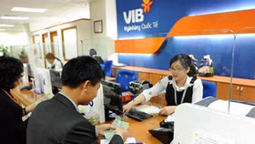 Treo nợ xấu 2 năm, VIB “xuống nước” xoá nợ thẻ