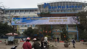 Hi hữu: Bố tố tiêu cực, trường cho con… nghỉ học (!?)