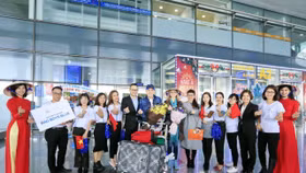 Hà Nội rét lịch sử, hàng trăm fan vẫn háo hức đón thần tượng Bad Boys Blue