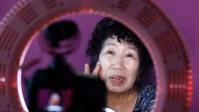 Cụ bà 70 tuổi “gây bão” trên Youtube nhờ video trang điểm