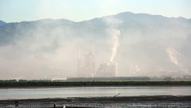 Kiểm soát hoạt động phát thải tại các nhà máy xi măng, nhiệt điện tại Quảng Ninh