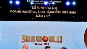 Trao tặng danh hiệu “Khu du lịch hàng đầu Việt Nam 2017” cho Sun World Ba Na Hills