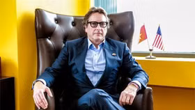 Tỷ phú Philip Falcone cam kết xây sân bay và 1.000 căn hộ khách sạn