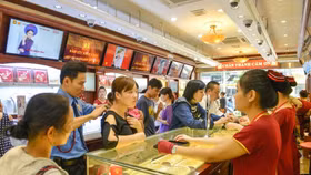 Giá vàng trong nước và thế giới liên tục phá đáy